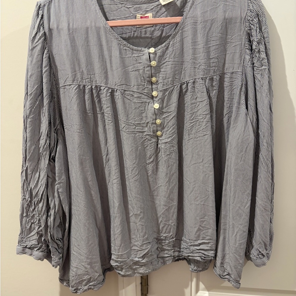 Women's Gray Button-Up Top